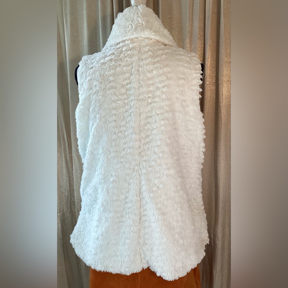Jolt soft vest with lining and large pockets. L
